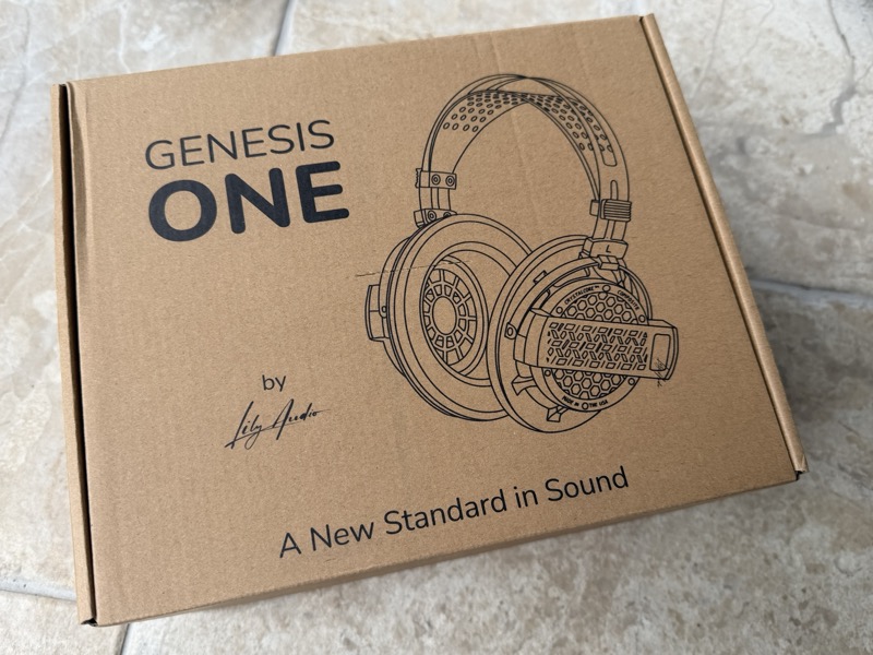 印有 Genesis One 线条画的包装盒