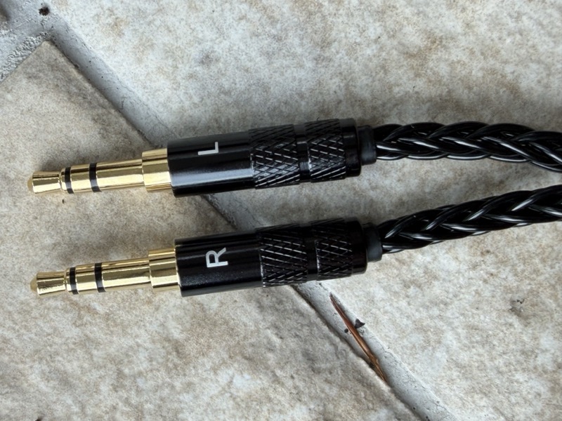 L 和 R 3.5mm 耳罩接口