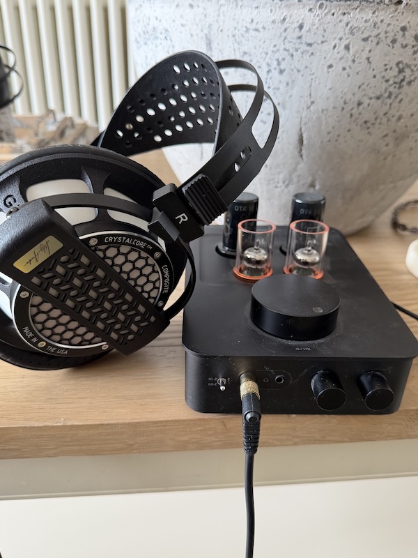 Genesis One 搭配 Fosi Audio GR70——一台高 Z 输出的 OTL 功放,能驯服高频,但没有足够功率来充分发挥这一效果