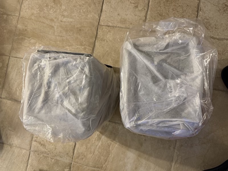 两只音箱在防护包装中